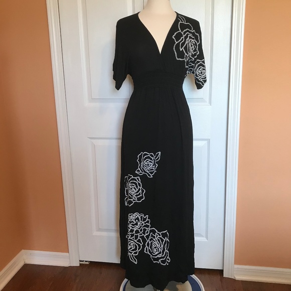 Moa Moa Dresses & Skirts - Stunning Moa Moa maxi dress M roses